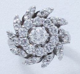 null Bague en or gris, stylisant une fleur centrée d'un diamant demi taille en serti...