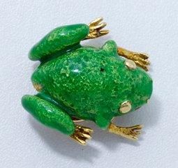 null Pins stylisant une grenouille en or guilloché et émail vert. (petit manque)....