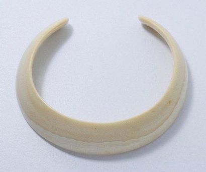 null Elégant collier torque en ivoire. Larg: 3.3 cm