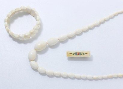 null Lot en ivoire, composé d'un collier chute, d'un bracelet et d'une petite barrette...