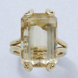 null Bague en or 14 k, ornée d'une citrine rectangulaire à pans coupés en serti griffe...