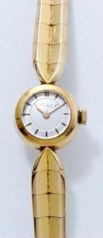 YEMA Montre bracelet incurvés de dame en or, cadran argenté avec index. Mouvement...