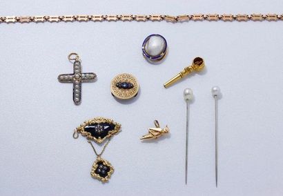 null Lot en or, composé d'une croix, de 2 épingles de cravate, d'une chaîne de montre,...