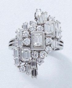 null Bague en or gris, ornée d'une superposition géométrique de diamants taille émeraude,...