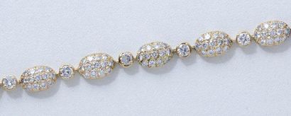 null Bracelet articulé en or, orné de motifs ovales galbés pavés de diamants brillantés,...