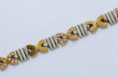 null Bracelet 2 tons d'or, composé de motifs géométriques partiellement rehaussés...