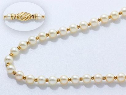 null Collier composé d'un rang de perles de culture d'environ 7.4 mm, alternées de...