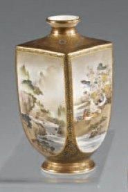 SATSUMA Vase balustre quadrangulaire décoré en polychromie et or de quatre scènes...