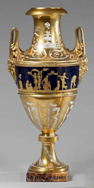 PARIS Grand et beau vase de forme balustre sur piédouche à base carrée, les anses...