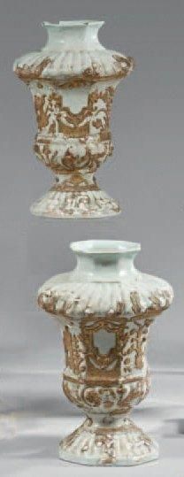 ANSBACH ou BERLIN Rare paire de vases en faillence de forme balustre a godrons, émaillés...