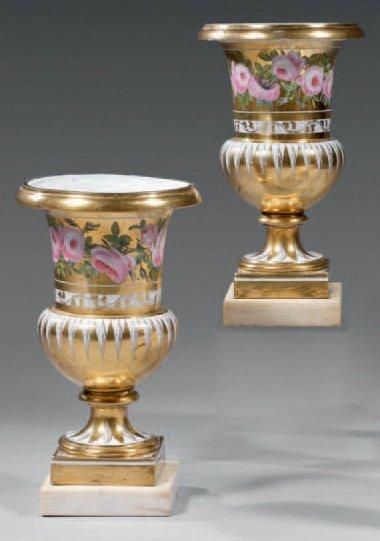 LIMOGES Paire de vases en porcelaine, à fond blanc et or, à décor d'une frise de...