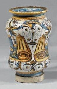 DERUTA Albarello cylindrique, décor polychrome de motifs a grotesqui, encadrant des...