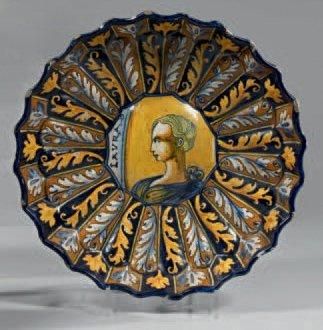 FAENZA Coupe sur piédouche dite crespina décorée en polychromie d'un buste féminin...