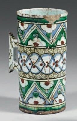 Iznik Chope cylindrique en céramique siliceuse peinte en polychromie de fleurs stylisées...