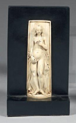 null Bel ivoire sculpté représentant Vénus dénudée. Elle se tient debout, ses cheveux...