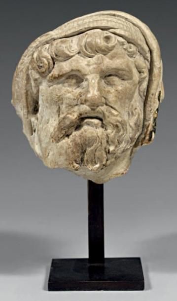 Rare tête d'homme barbu en pierre sculptée....