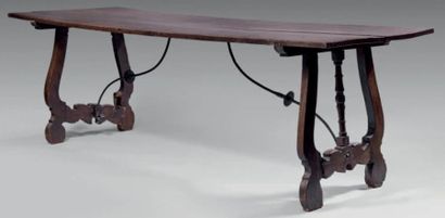 null Grande table d'apparat en noyer reposant sur un piétement lyre sculpté avec...