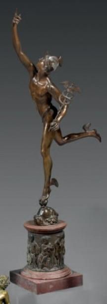 null Statuette en bronze ciselé et patiné, figurant un Mercure. Il repose sur une...