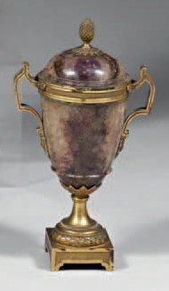 null Vase couvert en «blue john» à monture en bronze ciselé et doré, à graine, anses...