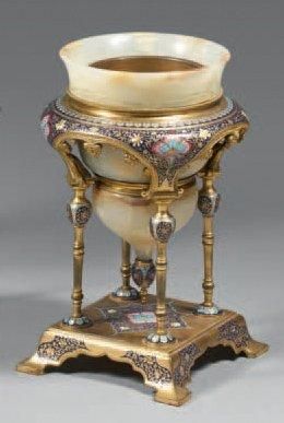 null Vase en onyx à monture de bronze ciselé et doré, partiellement émaillé sur contre...