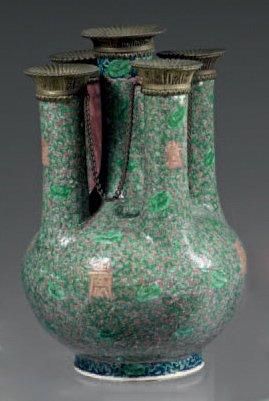 CHINE Vase tubulaire à cinq réceptacles, à fond violine, décoré en vert de rinceaux...