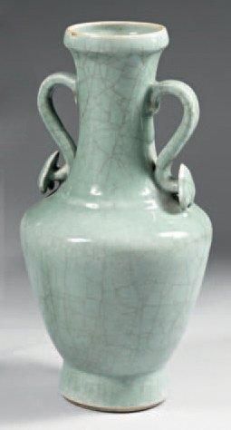 CHINE Vase de forme balustre à deux anses en forme de spectres ruyis à couverte céladon...
