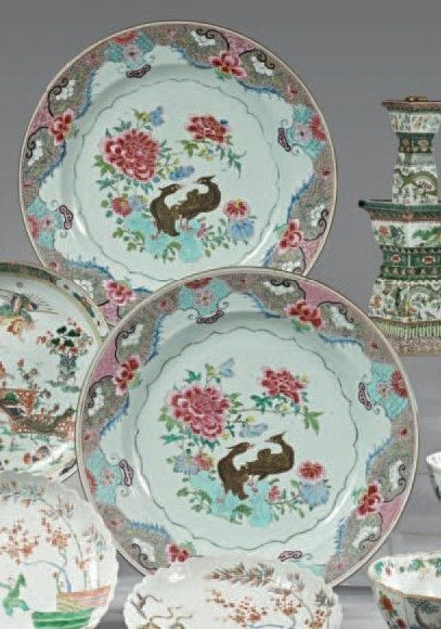 CHINE Belle paire de plats circulaires décorés en émaux de la famille rose de deux...