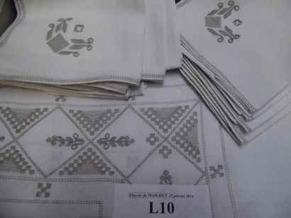 null Nappe et douze serviettes en coton blanc brodé en gris de fleurs stylisées