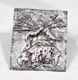 null Vierge de douleur. Plaquette en argent repoussé et gravé. La Vierge est assise,...