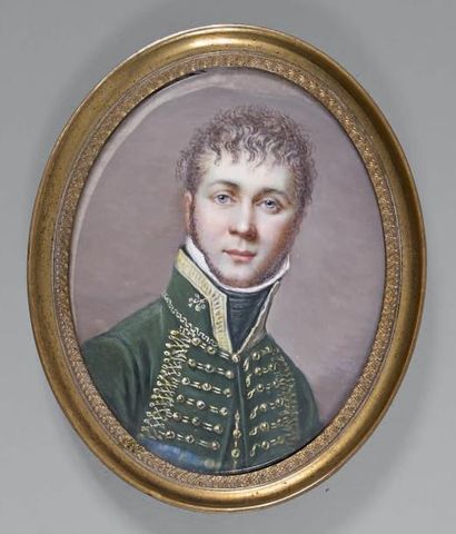 null Miniature ovale sur ivoire: Portrait d'un lieutenant de hussards en dolman vert...