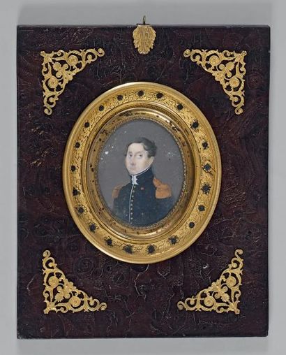  Miniature ovale sur ivoire: Portrait d'un colonel en habit bleu, collet à sous-tache...