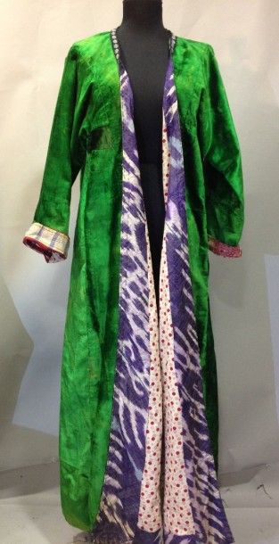  Chapan en velours uni, Asie Centrale, début du XXe siècle. Velours de soie vert...