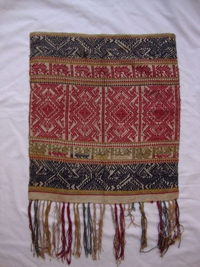  Pagne en soie brochée, Laos, et batik imprimé de Java, début du XXe siècle. Tissage...