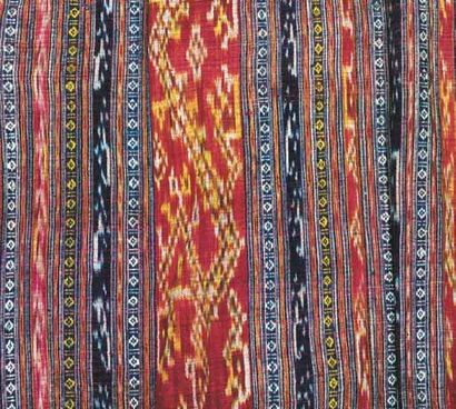 null Beau sarong en Ikat de chaîne, Nord Thailande, XXe siècle. Soie et coton, 140...