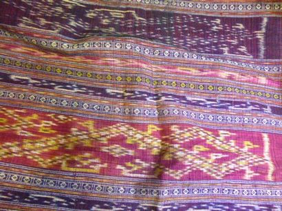 null Beau sarong en Ikat de chaîne, Nord Thailande, XXe siècle. Soie et coton, 140...