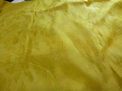  Métrage de damas Louis XV, Lyon, époque du XVIIIe siècle. Damas jaune d'or au décor...