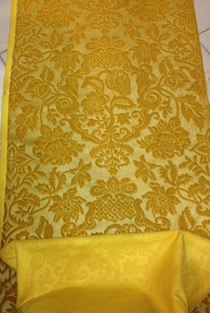 null Deux métrages de velours gaufré, style Louis XV. Mohair jaune jonquille, 62...