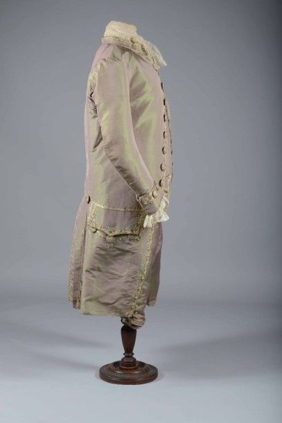  Bel Habit brodé à la française complet de son gilet et de sa culotte, vers 1770-1780....