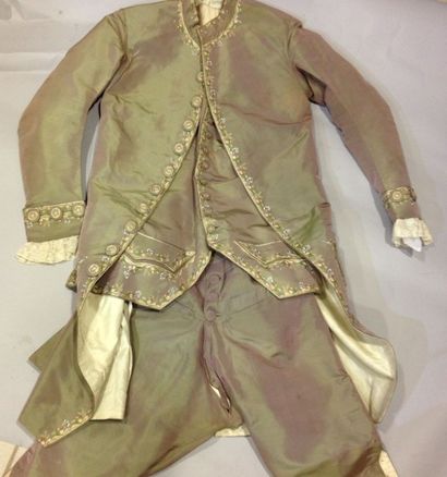  Bel Habit brodé à la française complet de son gilet et de sa culotte, vers 1770-1780....