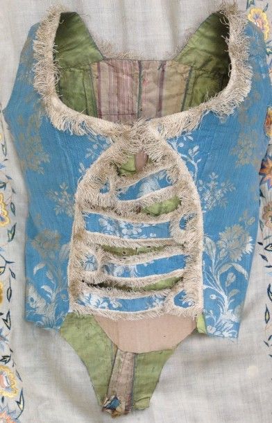  Corsage de robe à l'anglaise en Ras de Sicile, vers 1785. Soie, effet damas bicolore...