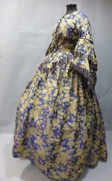 Somptueuse robe en soie façonnée, vers 1860. Lampas damassé bleu pétrole orné de...