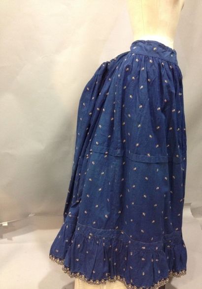  Jupon de coton bleu indigo façonné, fin du XIXe siècle. Motif de fleurettes en laine...