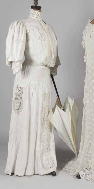 null Ensemble de promenade en coton et dentelle, vers 1900. Coton blanc rebrodé au...