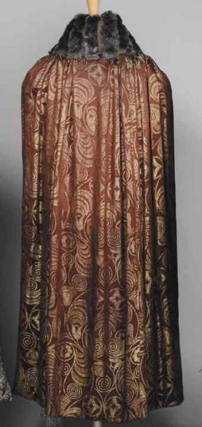 null Cape d'opéra Art-Déco, vers 1925. Satin capucin broché de roses stylisées lamé...