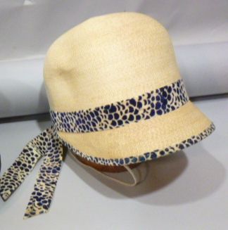  Cloche «cubiste» et petit chapeau «casque», vers 1927. Chapeau structuré en velours...