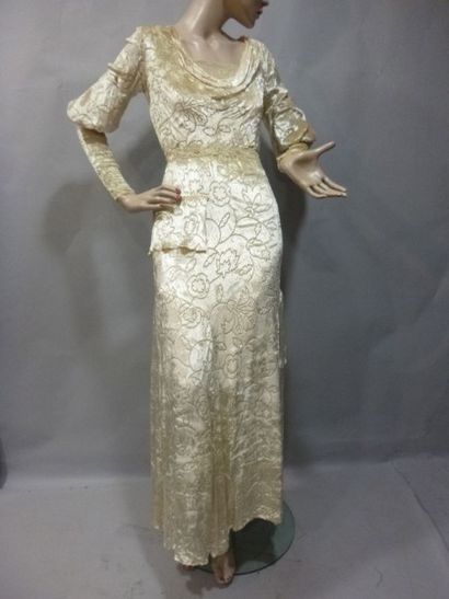  Robe de mariée en panne de velours, vers 1935.Fourreau en panne de velours dévoré...