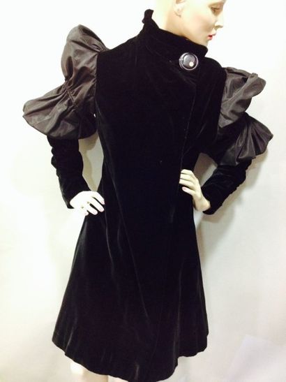  Manteau court habillé, attribué à Lucien LELONG, vers 1930. Velours de soie noir,...