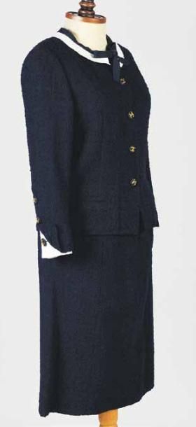 null Tailleur de jour, CHANEL, vers 1959. Veste et jupe en tweed bouclé bleu marine,...