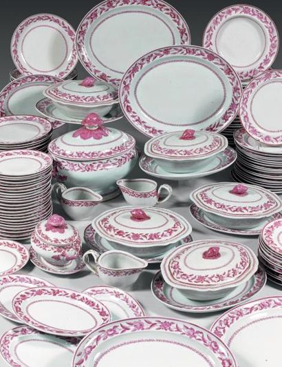 CHINE COMPAGNIE des INDES - Epoque QIANLONG (1736-1795) Service en porcelaine décoré...