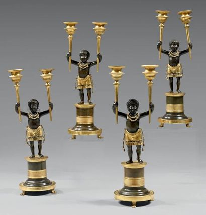 null Quatre candélabres formés de deux paires en bronze ciselé, doré ou patiné, les...